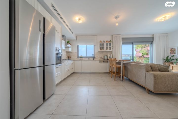 דירה, כלנית 22, הפרחים, חריש