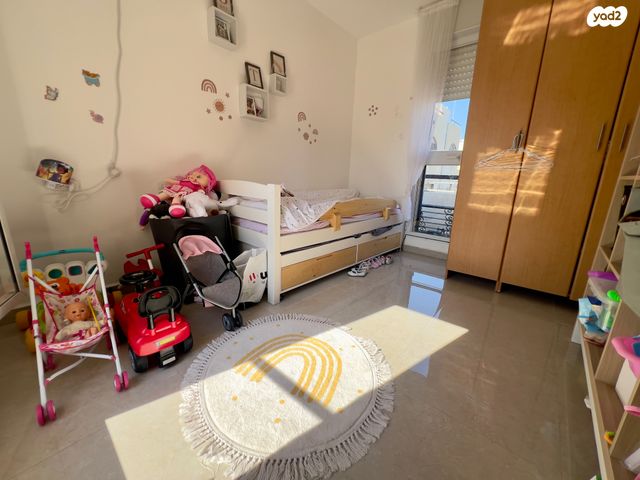 דירה, כלי שיר, מעלה אדומים