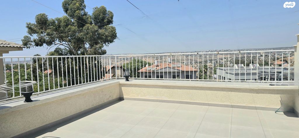 דו משפחתי, שערי תקווה