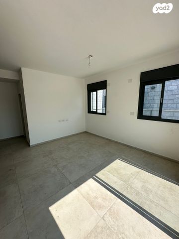 גג/ פנטהאוז, מניה שוחט, רמז, מערב ותיק, ראשון לציון