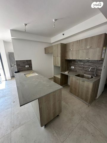 גג/ פנטהאוז, מניה שוחט, רמז, מערב ותיק, ראשון לציון