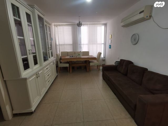 פתח תקווה 76