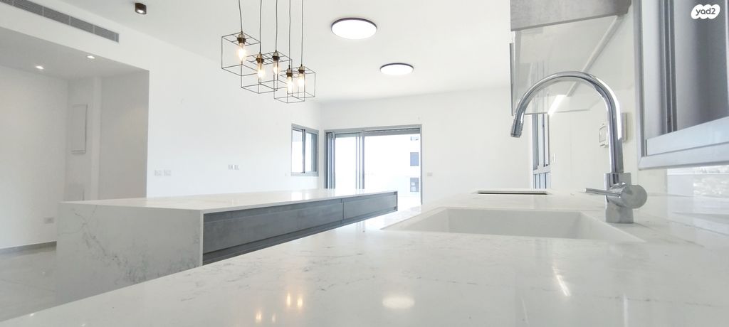 גג/ פנטהאוז, יובלים, האירוס, ראשון לציון