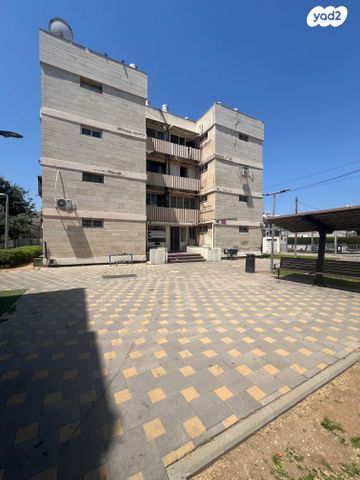 שדרות מנחם בגין 11