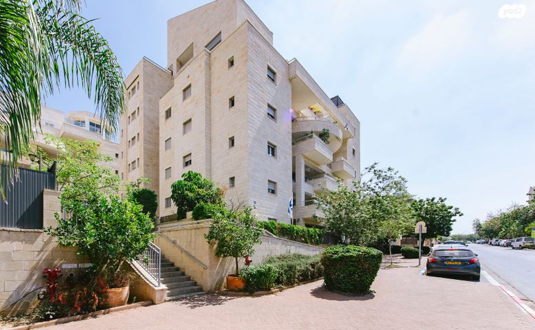 דירת גן, 2004, רעננה