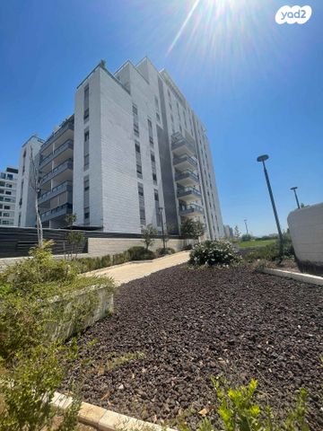 דירה, יגאל ידין, המגינים, מודיעין מכבים רעות