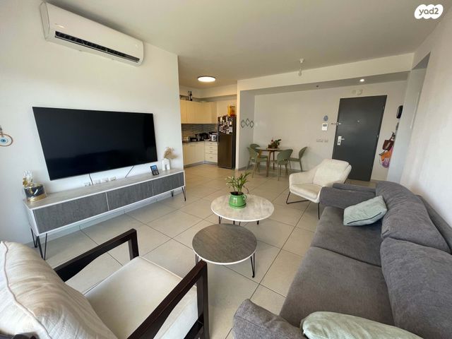 דירה, יגאל ידין, המגינים, מודיעין מכבים רעות