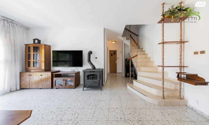 מעלה הגבעה 8