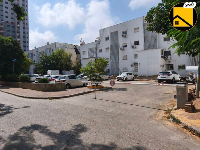 שדרות מנחם בגין 32