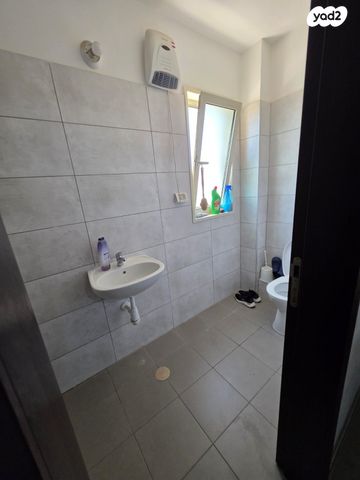 דירה, השקד, רכסים, רכסים