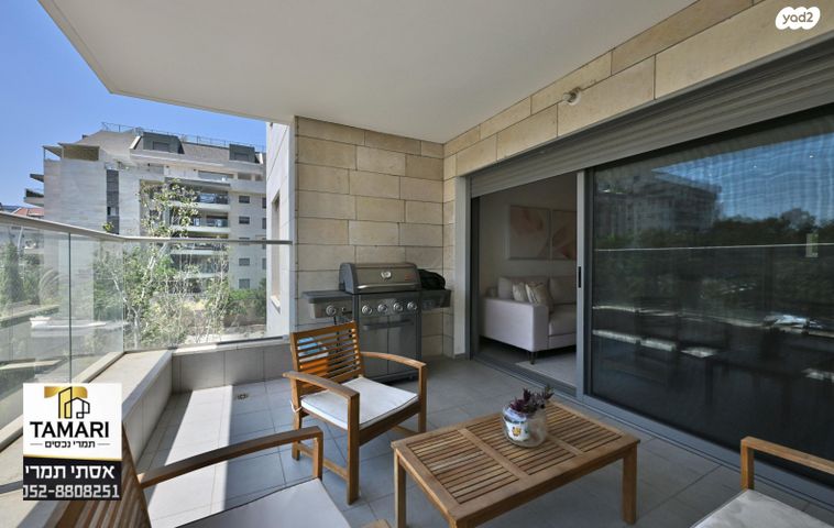 דירה, שושנה דמארי, הזמר העברי, כפר סבא