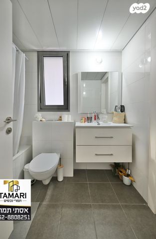 דירה, שושנה דמארי, הזמר העברי, כפר סבא