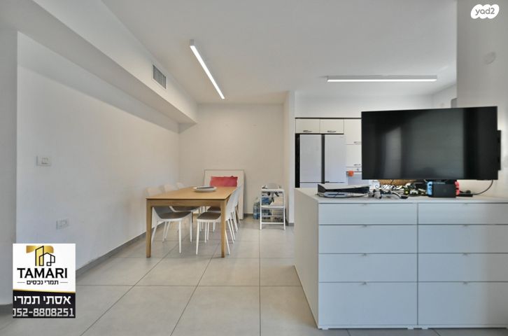 דירה, שושנה דמארי, הזמר העברי, כפר סבא