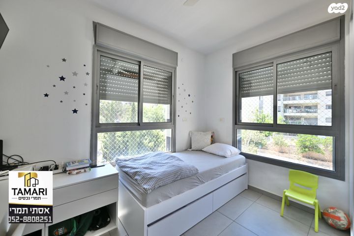 דירה, שושנה דמארי, הזמר העברי, כפר סבא