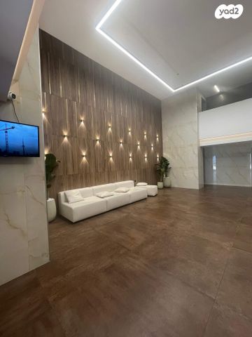 דירה, יגאל ידין, המגינים, מודיעין מכבים רעות