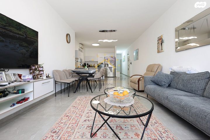 גג/ פנטהאוז, הבריגדה היהודית, גלי הים, נתניה