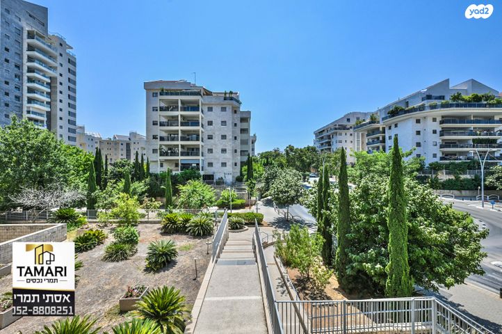 דירה, שושנה דמארי, הזמר העברי, כפר סבא