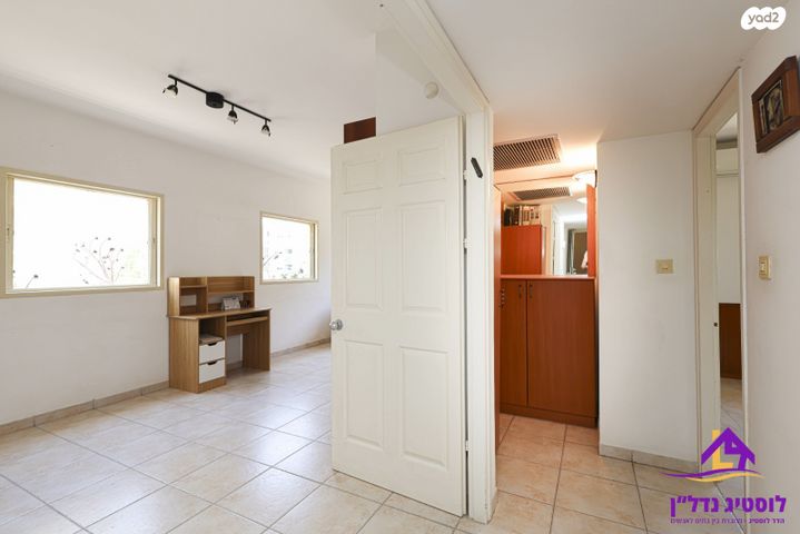 דירה, א.ד. גורדון, הרצליה הצעירה, הרצליה