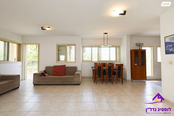 דירה, א.ד. גורדון, הרצליה הצעירה, הרצליה