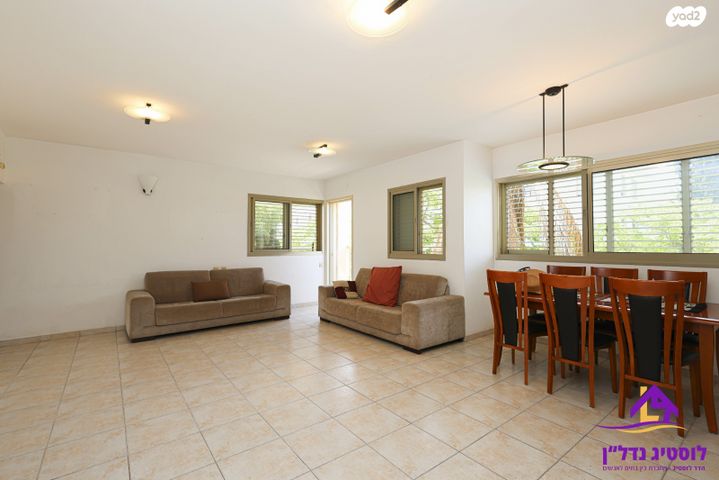 דירה, א.ד. גורדון, הרצליה הצעירה, הרצליה