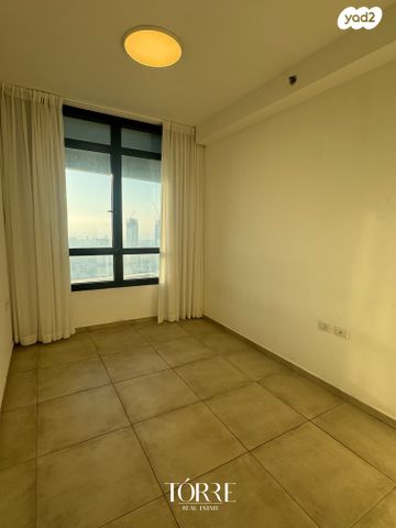 דירה, דרך מנחם בגין 158, מונטיפיורי, הרכבת, תל אביב יפו