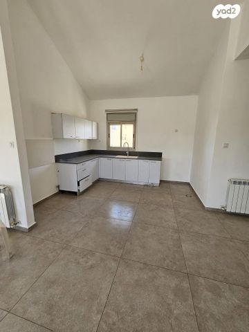 גג/ פנטהאוז, פרחי בר, גבעת זאב