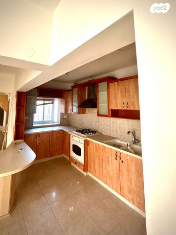 דירה, המייסדים 56, שאר העיר, מנחמיה