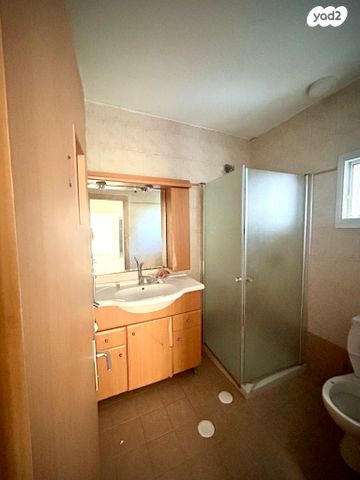 דירה, המייסדים 56, שאר העיר, מנחמיה