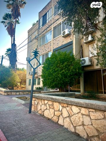 דירה, המייסדים 56, שאר העיר, מנחמיה