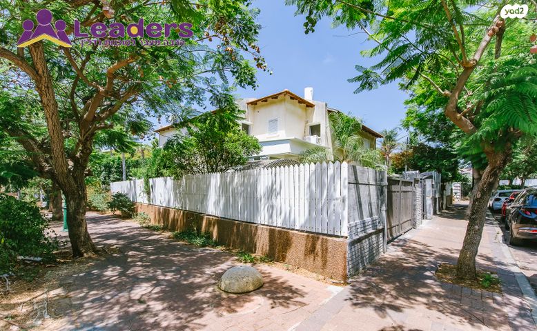 בית פרטי/ קוטג', הסנונית, לב הפארק, רעננה