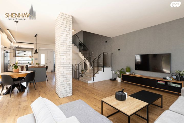 דו משפחתי, תל מונד