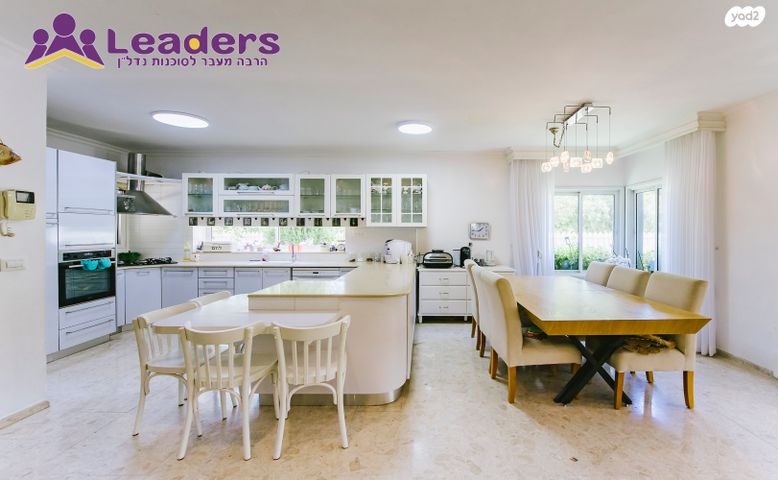 בית פרטי/ קוטג', הסנונית, לב הפארק, רעננה