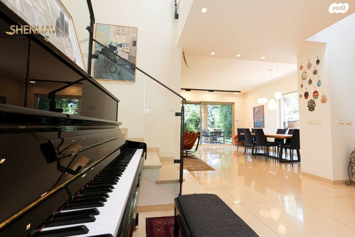 דו משפחתי, תל מונד