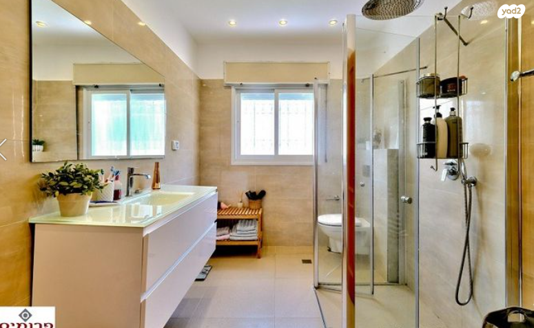 דו משפחתי, הולילנד, ירושלים