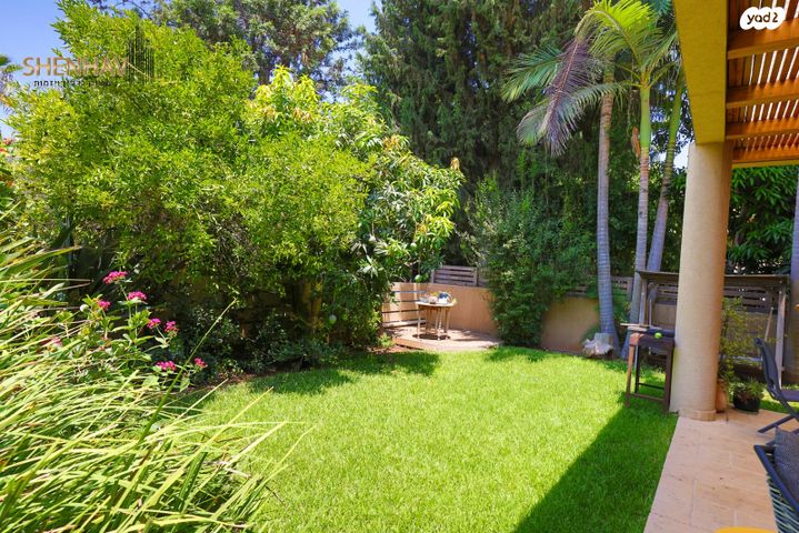 דו משפחתי, תל מונד