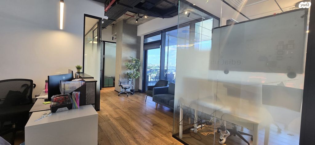 משרדים, יגאל אלון, ביצרון ורמת ישראל, תל אביב יפו