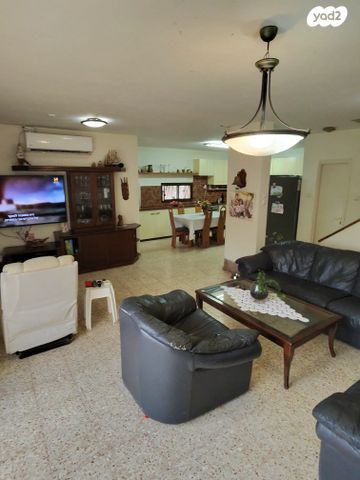 דו משפחתי, שגיא, אלפי מנשה