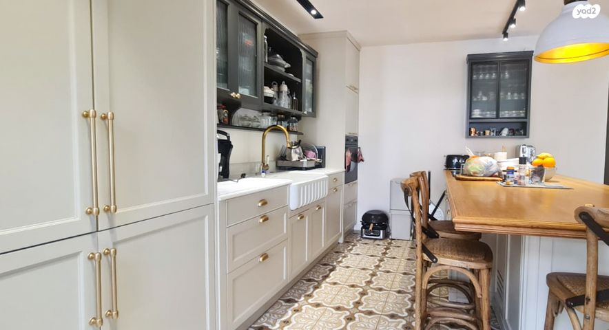 דו משפחתי, כוכב יאיר / צור יגאל