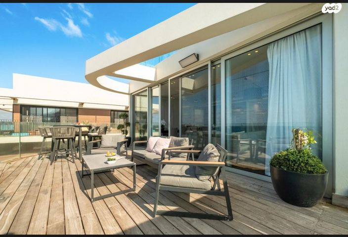 גג/ פנטהאוז, רציף אהרון רוזנפלד, בת גלים, חיפה