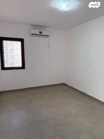 דירה, אברבנאל, רמב"ם, ראשון לציון