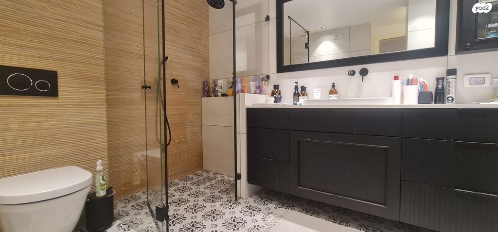 דו משפחתי, כוכב יאיר / צור יגאל