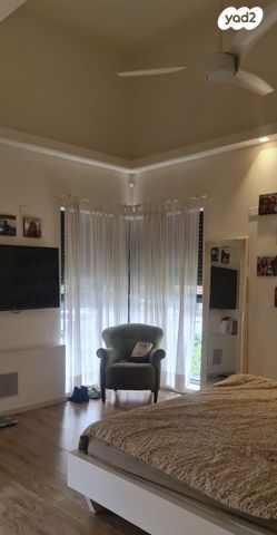 דו משפחתי, כוכב יאיר / צור יגאל