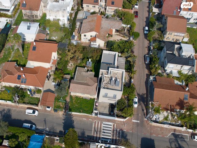 דו משפחתי, גבעת אוויה, יהוד מונוסון