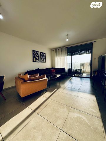 דירה, אריק איינשטיין, הכרם ג', עכו