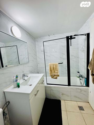 דירה, אריק איינשטיין, הכרם ג', עכו