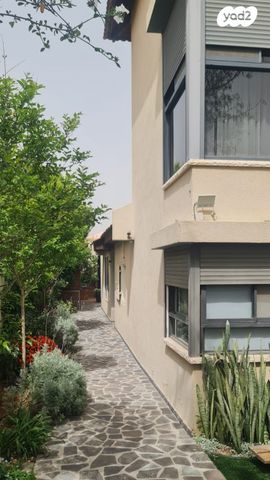 דו משפחתי, כוכב יאיר / צור יגאל