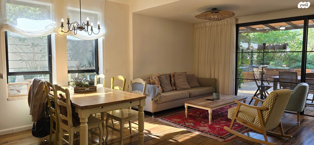 דו משפחתי, כוכב יאיר / צור יגאל