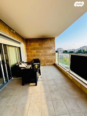 דירה, אריק איינשטיין, הכרם ג', עכו