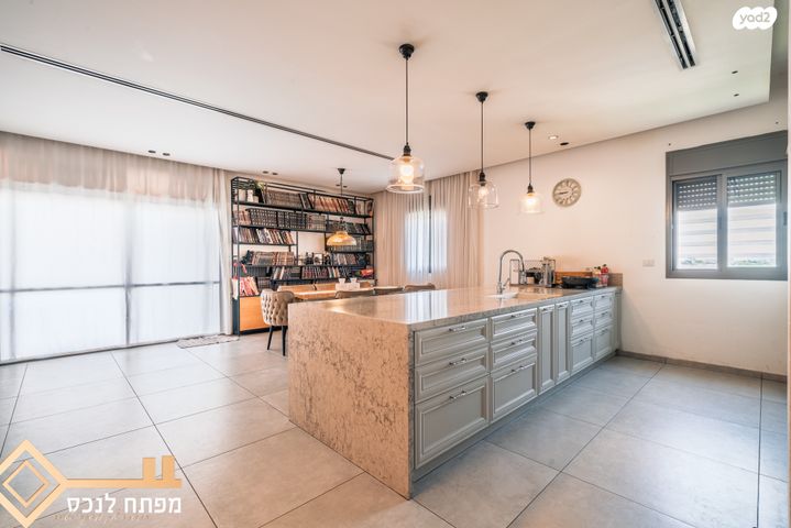 גג/ פנטהאוז, קטיף, נתיבות מערב, נתיבות