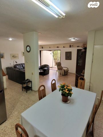 דו משפחתי, שגיא, אלפי מנשה